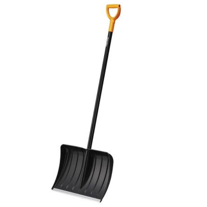 fiskars-1052526-solid-snow-pusher-tovlis-bidzgi