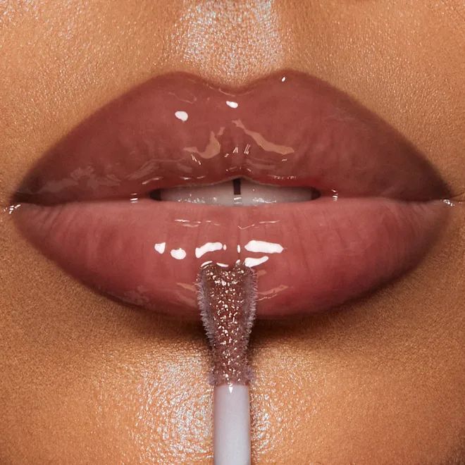 charlotte-tilbury-collagen-lip-bath-pillow-talk-deep-tuchis-glosi-photo-2