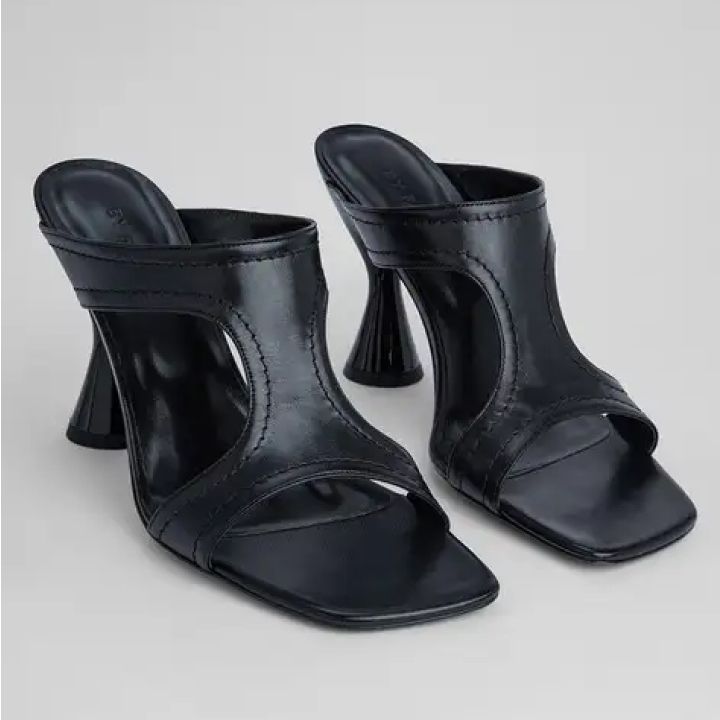 by-far-gloss-leather-heels-tqavis-qusliani-fekhsatsmeli-photo-3