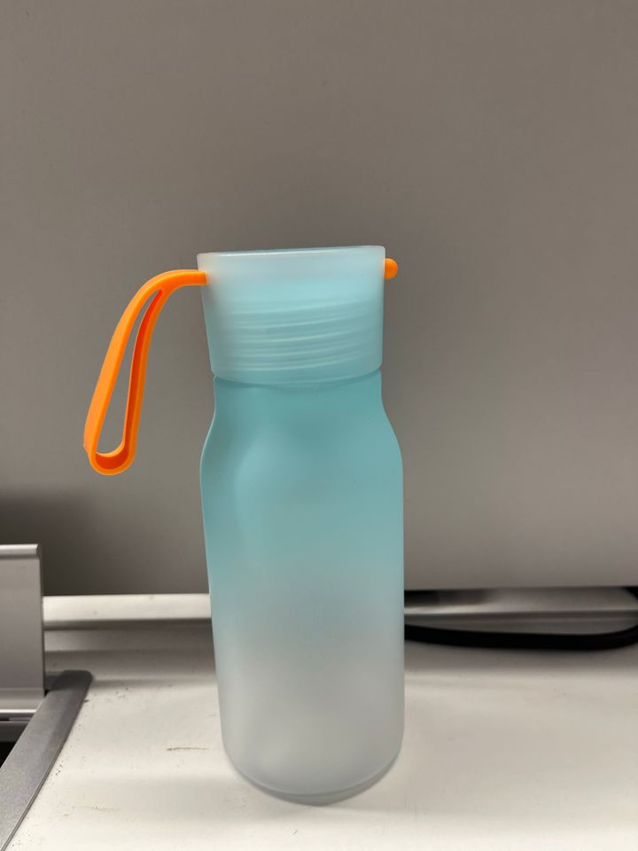 botligradient-color-plastic-bottle-with-strap-350mlgreen