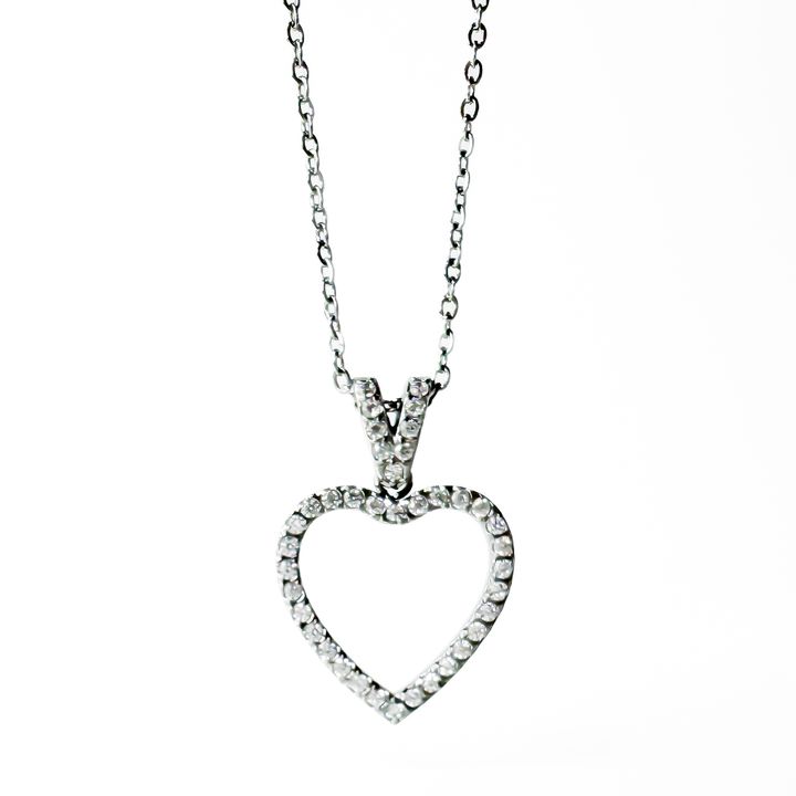 titanis-gulis-formis-qelsabami-tetri-tvlebit