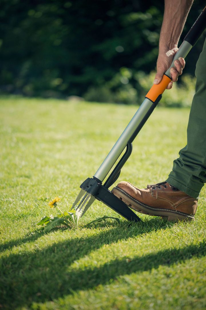 fiskars-smartfit-weed-puller-telescopic-sarevelas-amosaghebi-photo-2
