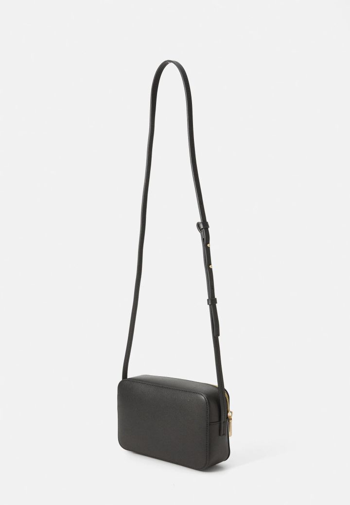 calvin-klein-europe-bv-chanta-photo-3