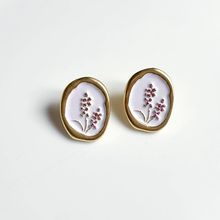 Product image of ოქროსფერი საყურე - ყვავილები თეთრ ფონზე