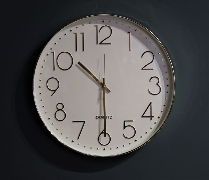 kedlis-saati---kremisferi-tsiferblatit-50-sm---mqari-plastmasi