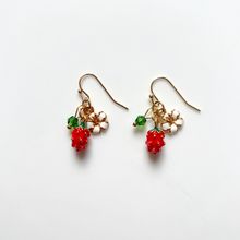 Product image of ოქროსფერი საყურე მარწყვით