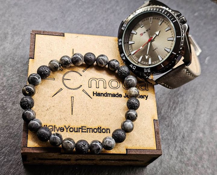 nakrebi---katsis-saati-da-samajuri-naturaluri-qvebit-labradoriti-photo-3