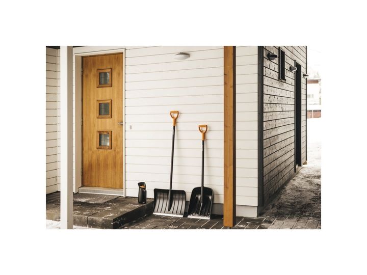 fiskars-1052526-solid-snow-pusher-tovlis-bidzgi-photo-4