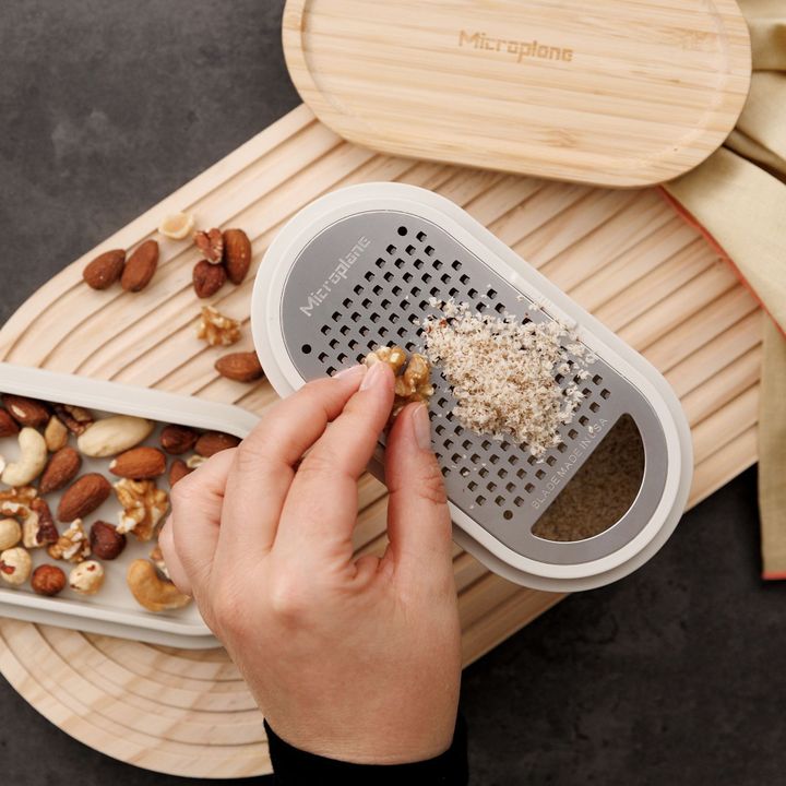 microplane-34300e-container-grater-cashmer-sakhekhi-photo-4