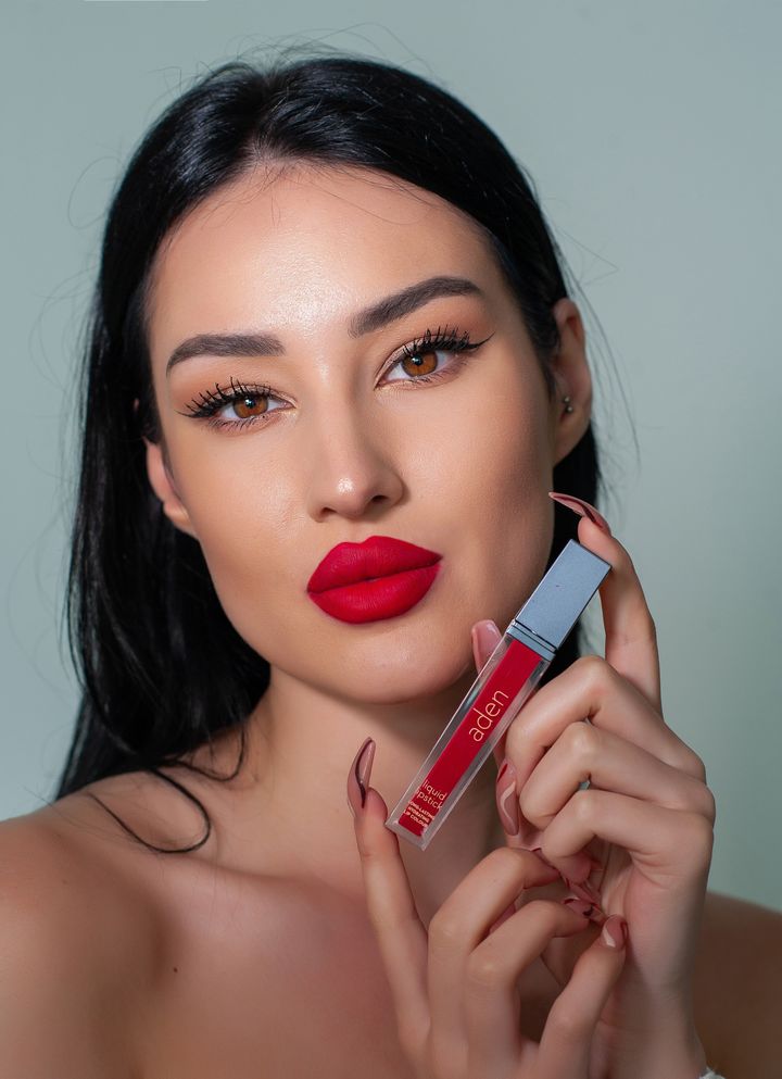 aden-liquid-lipstick-09-russian-red-tuchsatskhi-photo-3