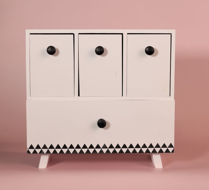 samkaulebis-quti---tetri-feri-otkhi-ganqofilebit