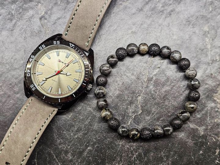 nakrebi---katsis-saati-da-samajuri-naturaluri-qvebit-labradoriti-photo-2