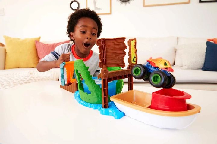 hot-wheels-monster-trucks-hgv14-swamp-attack-playset-satamasho-trasa-photo-3