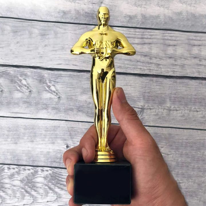 dekoratiuli-figura-oskari