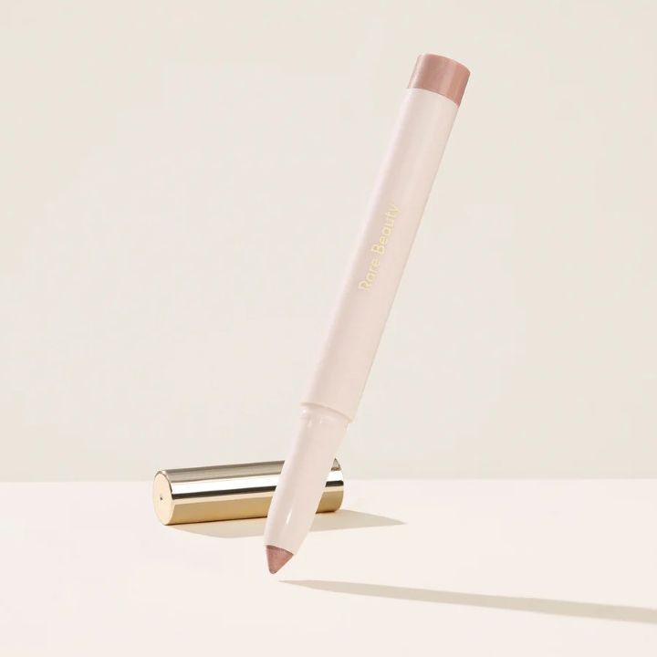 rare-beauty-all-of-the-above-weightless-eyeshadow-stick-tvalis-kremovani-chrdili