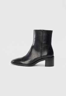 Product image of CALVIN KLEIN ქალის ტყავის ჩექმა