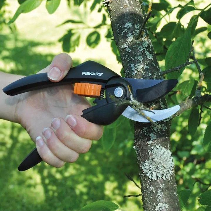 fiskars-singlestep-pruner-bypass-p26-sekatori-photo-2