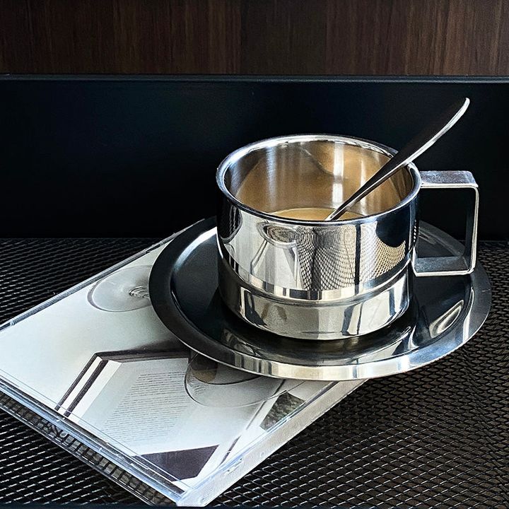 cocktail-chaisqavis-chiqa-tefshit-da-kovzit-metalis-metal-accents-photo-3