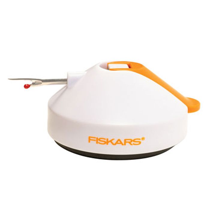 fiskars-tabletop-seamripper-nakrebis-gasakhsneli