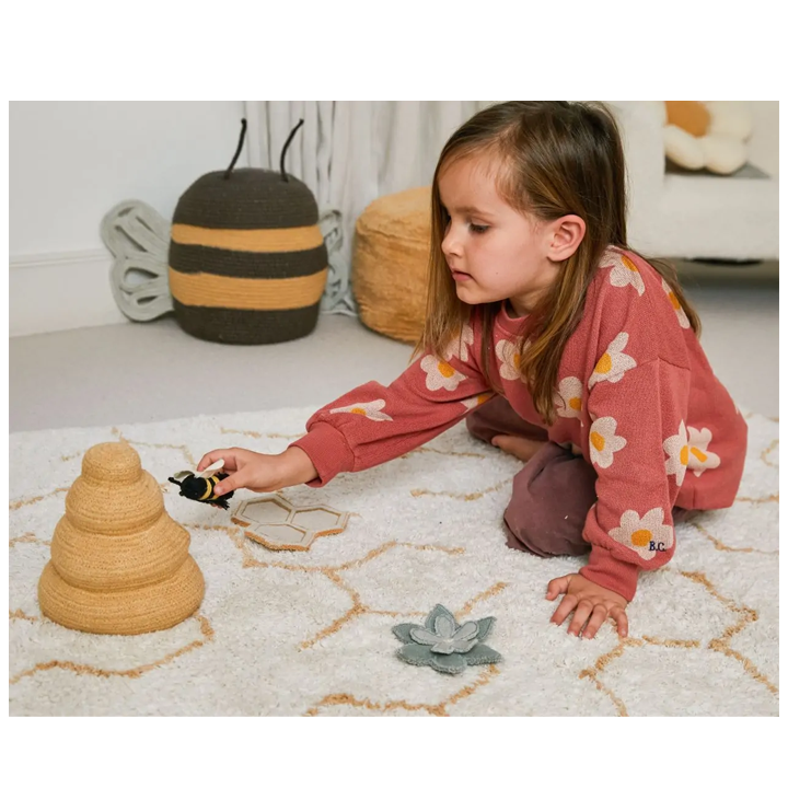 lorena-canals-play-rug-pollination-khelnaketi-sabavshvo-khalicha-photo-3