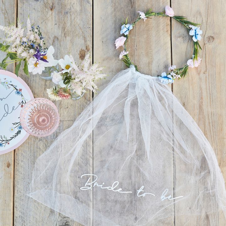 bride-to-be-fata-gvirgvinit-da-qvavilebit-photo-2