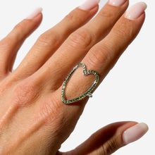 Product image of ტიტანის მოოქროვილი გულის ფორმის ბეჭედი იტალიური კოლექციიდან