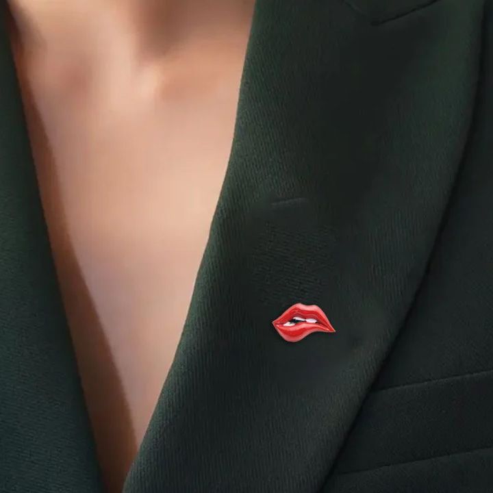 frida-scarlet-bite-broshi-photo-3