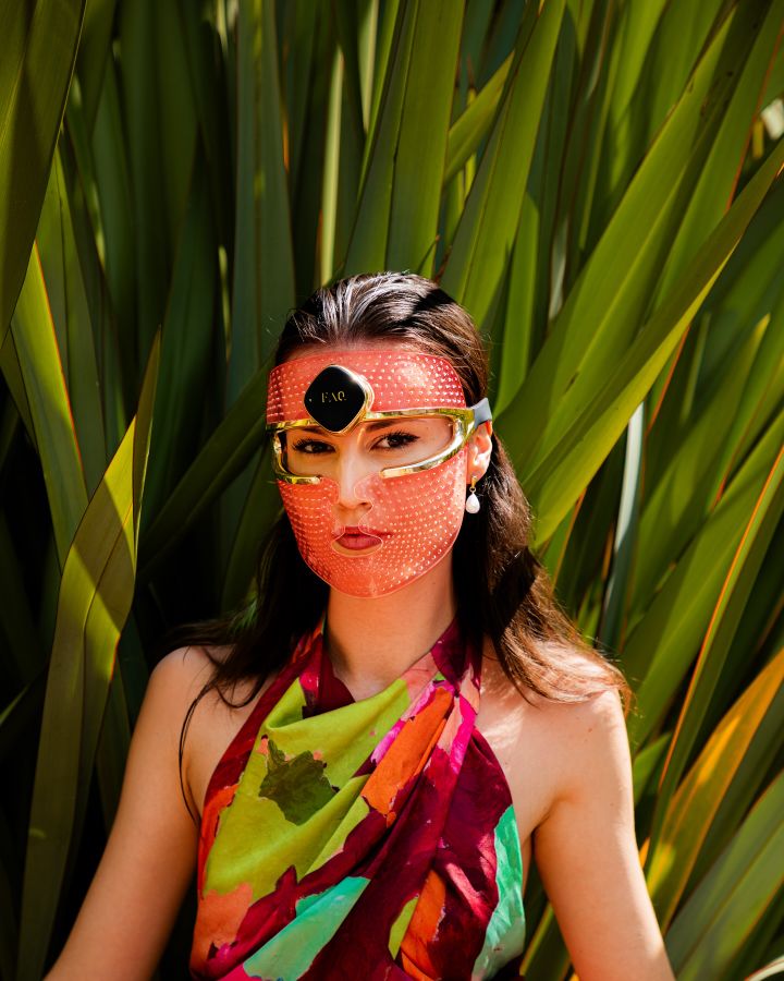 faq-202-red-led-light-therapy-mask---foreo-photo-2