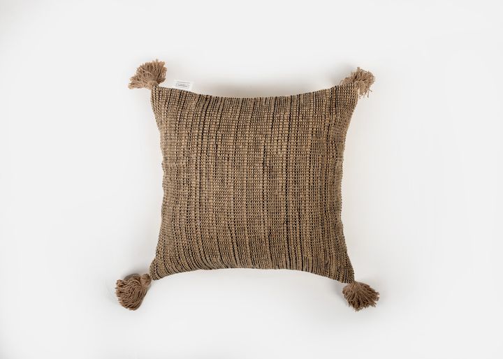 manamo-perla-dekoratiuli-balishis-piri-jutis-fochebiani-45x45-sm