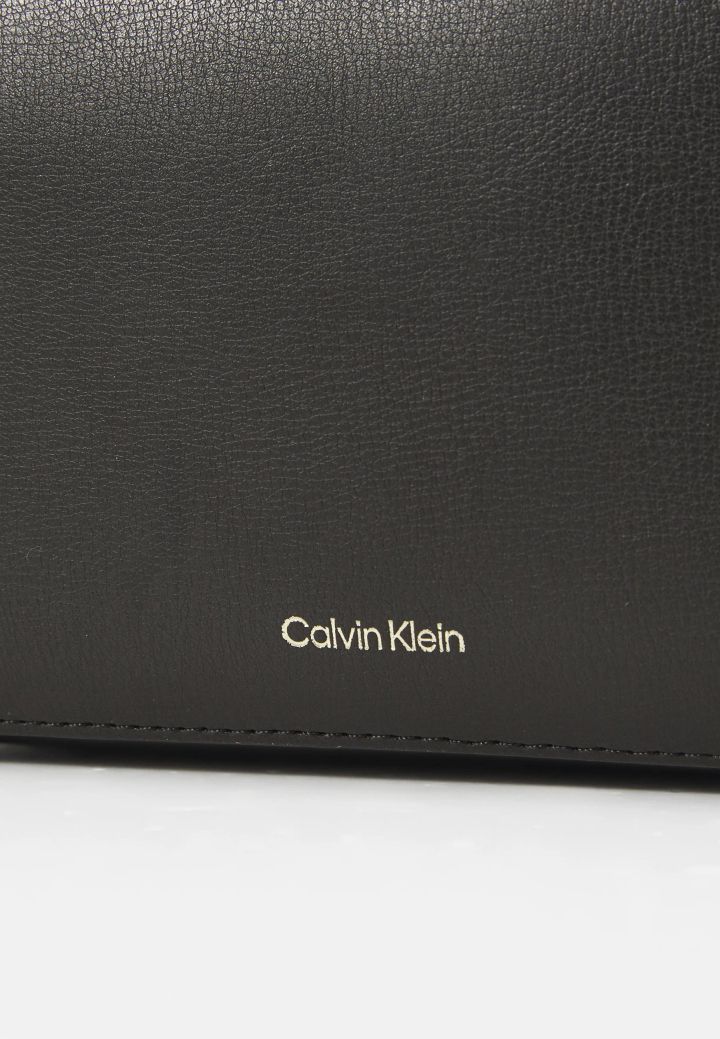 calvin-klein-europe-bv-chanta-photo-4