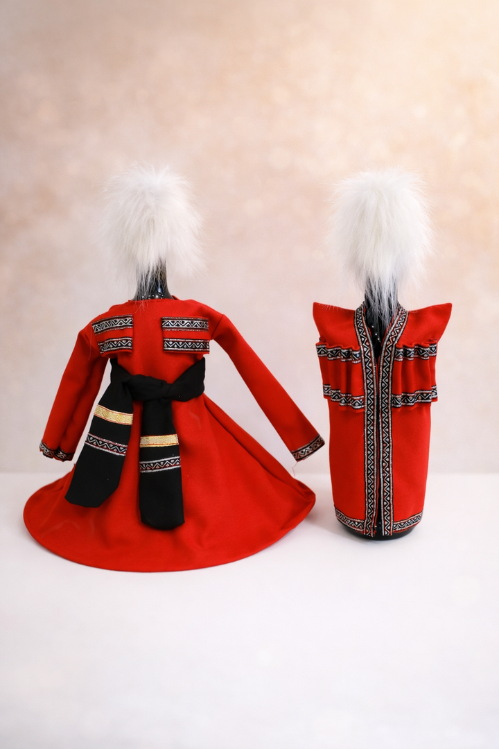 winewear-nanu-008-ghvinis-botlis-dekoratiuli-chokha-da-kaba-2ts-tsiteli-vertskhlisferi-kantit-photo-3