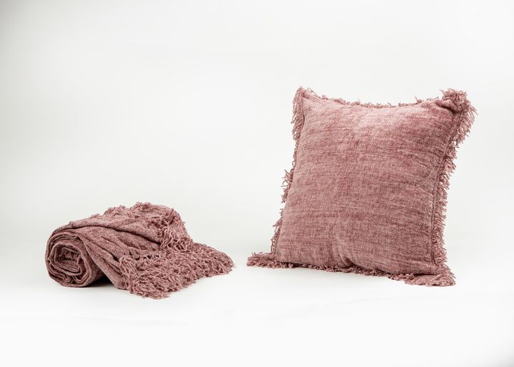 manamo-chic-dekoratiuli-balishis-piri-poliesteris-vardisferi-45x45-sm