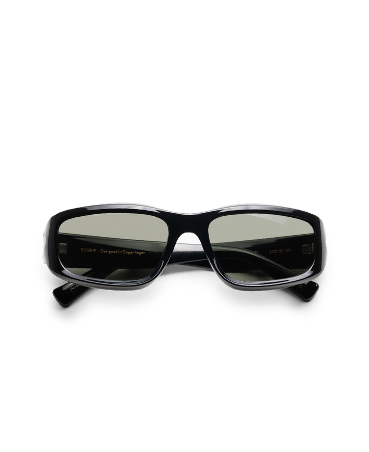 messy-weekend-robbie-green-black-photo-2