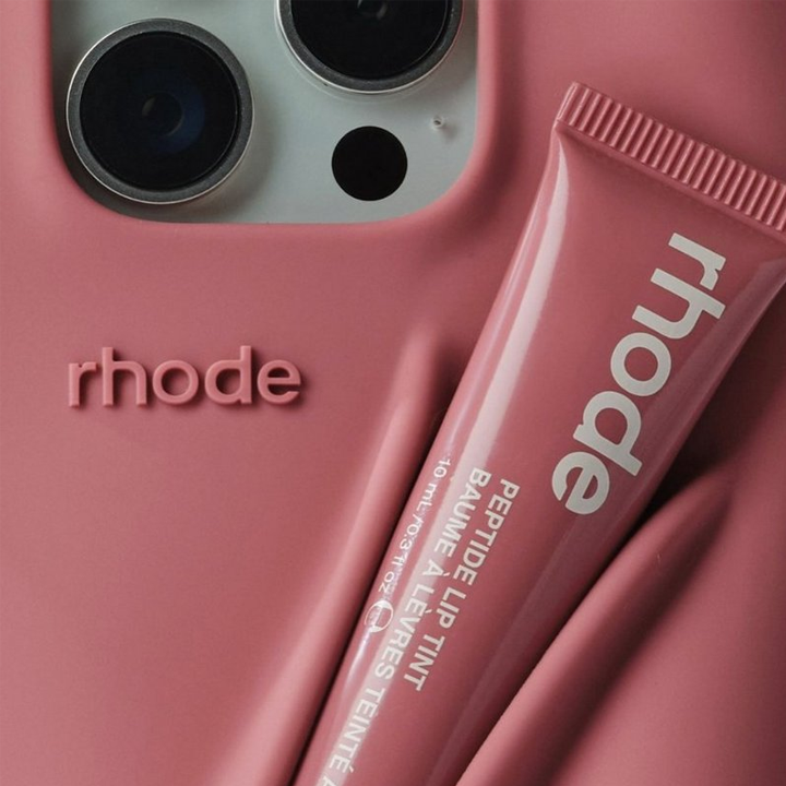 rhode-lip-case-for-iphone-15-pro-salty-tan-mobiluris-qeisi-photo-2