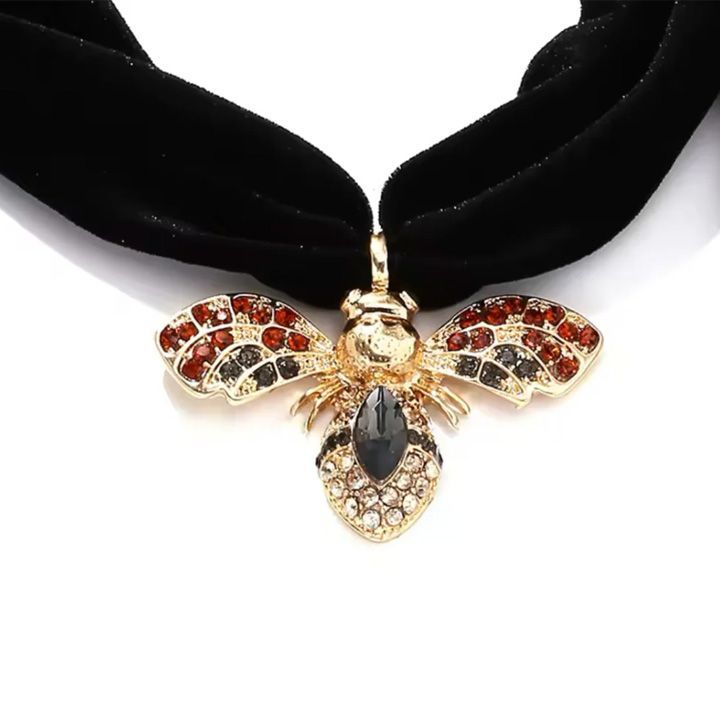 frida-velvet-bee-necklace-qelsabami-photo-2