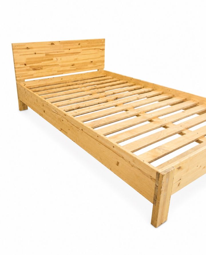 khelnaketi-fichvis-khis-satsoli-minimal-pine-bed-photo-2