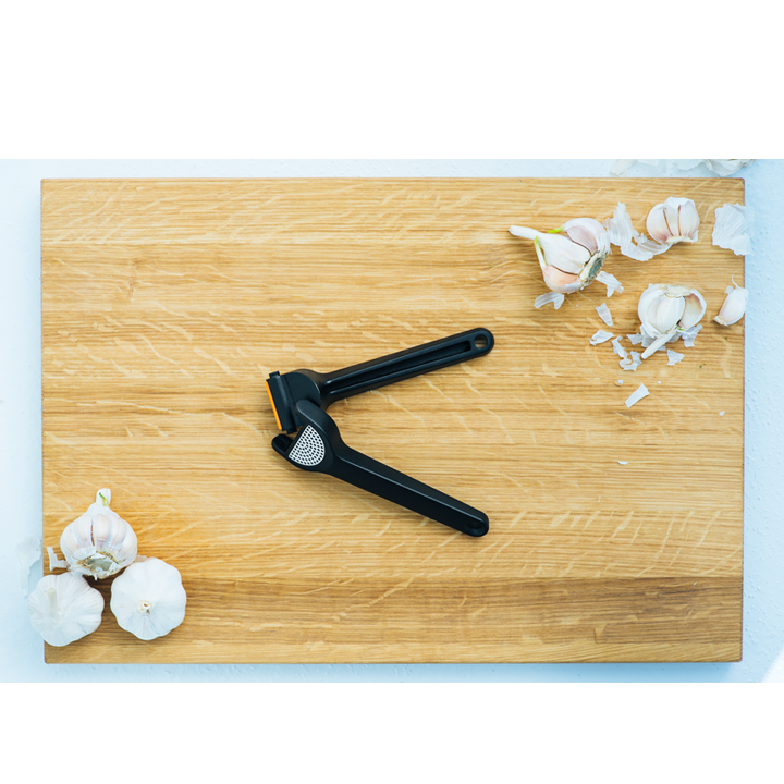 fiskars-ff-garlic-press-nivris-sachqleti-photo-2