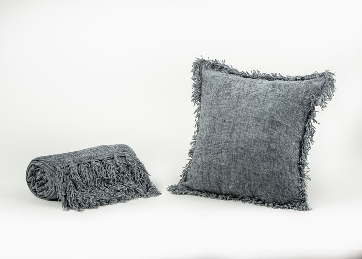 manamo-chic-dekoratiuli-balishis-piri-poliesteris-natsrisferi-45x45-sm