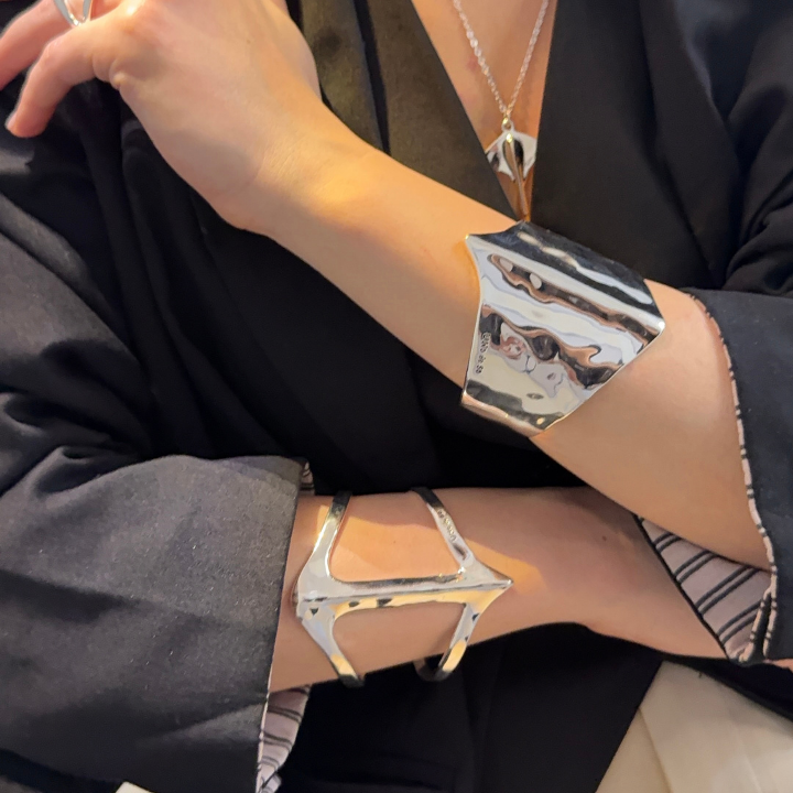 differente-samajuri-manta-ray-cuff-photo-2
