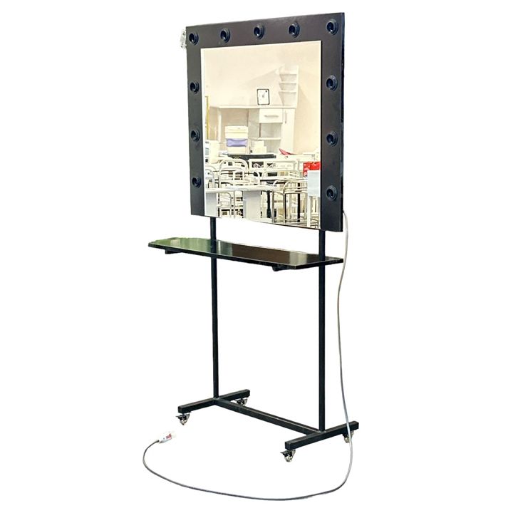 makeup-vanity-table-with-light-vizazhis-da-makiazhis-magida
