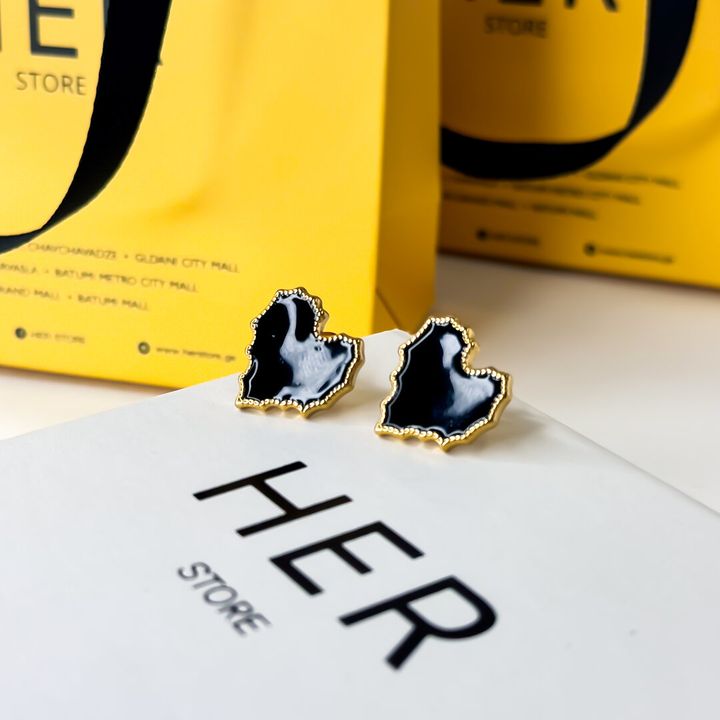 titanis-mooqrovili-saqure-shavi-guli