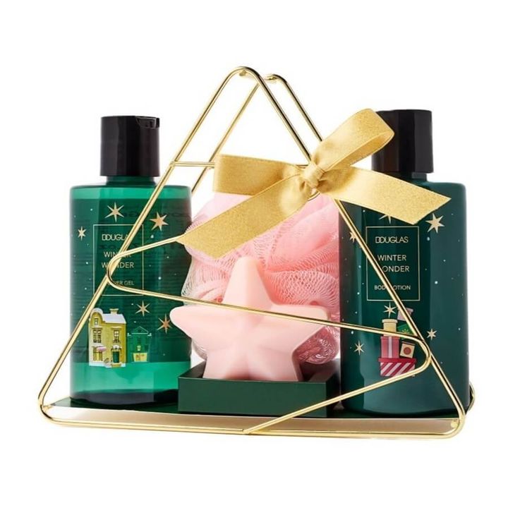 douglas-winter-wonder-under-the-tree-set-sasachuqre-nakrebi