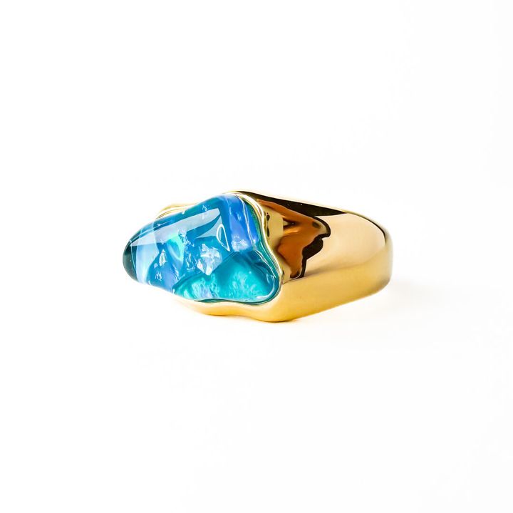 titanis-mooqrovili-bechedi-lurji-qvit