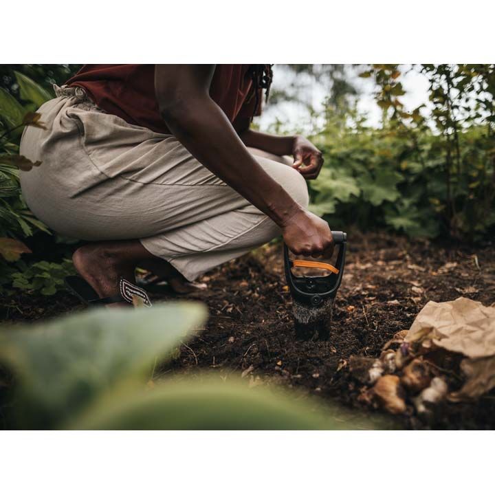 fiskars-solid-hand-bulb-planter-baghis-khelsatsqo-photo-2