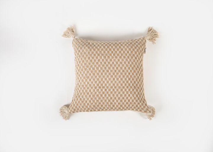 manamo-dots-dekoratiuli-balishis-piri-jutis-fochebiani-45x45-sm