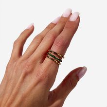 Product image of ტიტანის მოოქროვილი ბეჭედი მწვანე თვლებით