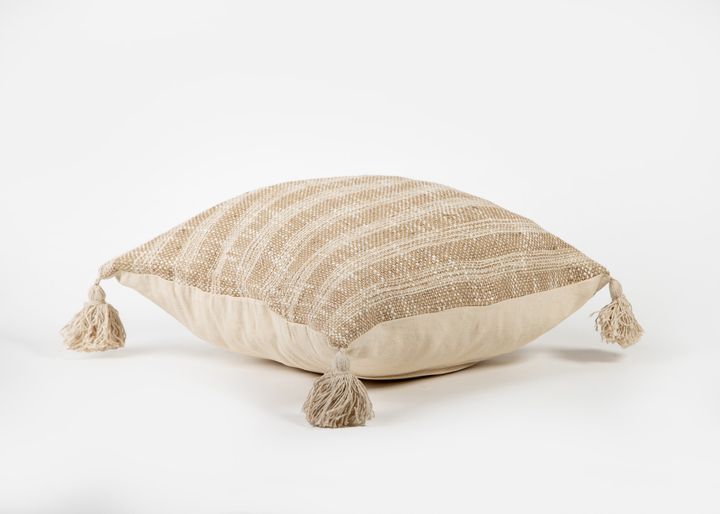 manamo-horizontal-dekoratiuli-balishis-piri-jutis-fochebiani-45x45-sm-photo-2