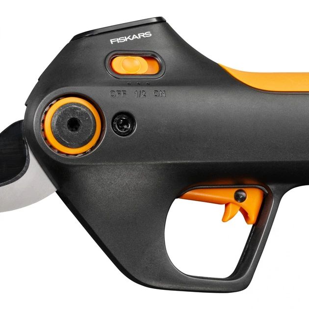 fiskars-epruner-m-built-in-batterybypass-eleqtro-sekatori-photo-2