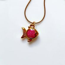 Product image of ოქროსფერი ყელსაბამი ვარდისფერი თევზით