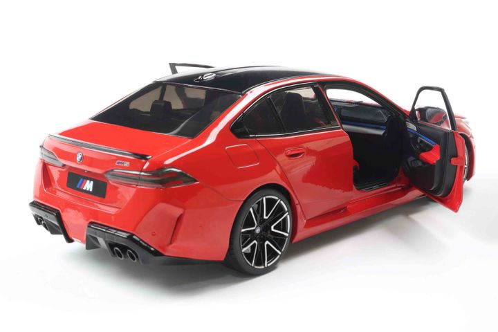 bmw-m5-g90-fire-red-2025-klasikuri-modeli-photo-4